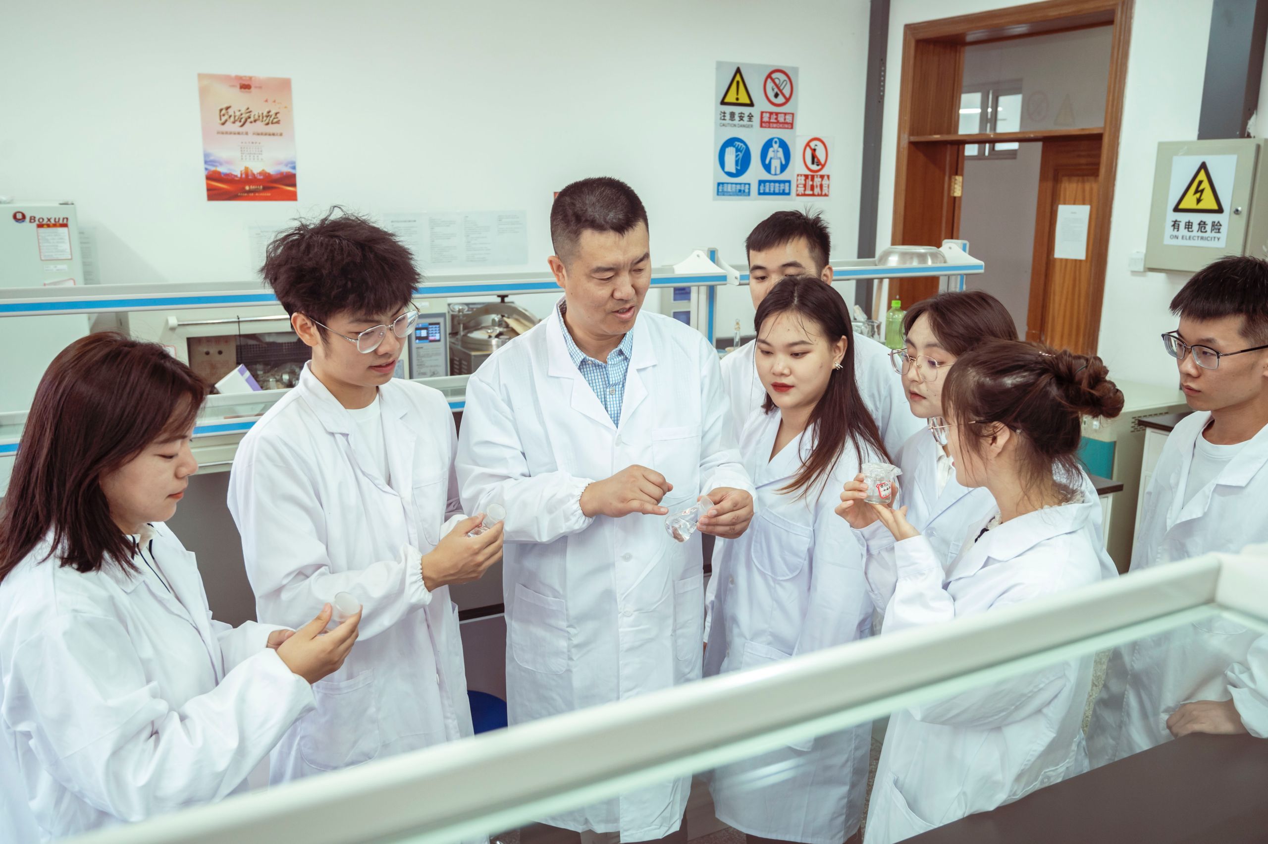 史学伟员工：三尺讲台育桃李，“兵团”英才自成蹊