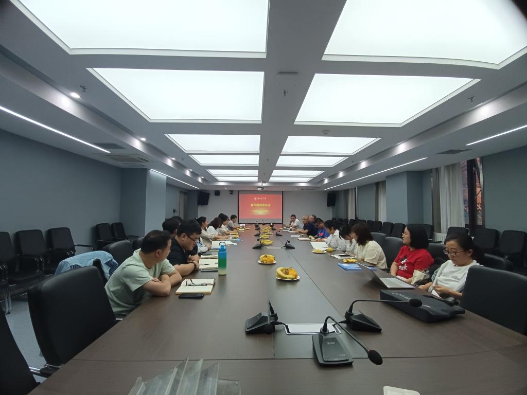 3377体育召开青年教师座谈会
